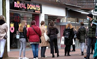 Zur Eröffnung der Kette "Royal Donuts" bildete sich eine lange Schlange, die sich durch die Fußgängerzone der Gütersloher Innenstadt zog. - Andreas Frücht Zur Eröffnung der Kette "Royal Donuts" bildete sich eine lange Schlange, die sich durch die Fußgängerzone der Gütersloher Innenstadt zog. - Andreas Frücht