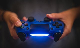 Ein junger Mann aus Löhne hat mit einem Kumpel "Fifa" an der Playstation gezockt - und dann heimlich in der Spielpause 545 Euro mit dessen Bankkarte abgehoben. - Symbolbild: Pixabay