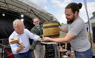 Oberbürgermeister Pit Clausen (v.l.), Gesellschafter Christoph Harras-Wolf, Braumeister Sebastian Bienemann beim Faßbieranstich für das frisch kreierte Bielefelder Pils. - Peter Unger