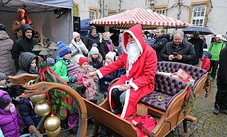 Im Pferdeschlitten wurde der Nikolaus auf den Burhof gezogen - allerdings von Menschen. - Frank-Michael Kiel-Steinkamp