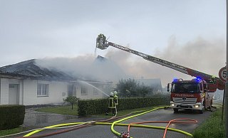 Seit über einer Stunde sind die Feuerwehrkräfte im Einsatz. - Frank-Michael Kiel-Steinkamp