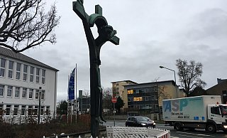 Das große Kreuz des Bildhauers Josef Rikus wird jetzt abgebaut. - Holger Kosbab