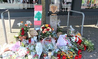 An der Stelle, an der das Opfer strab, haben Angehörigen und Freunde Blumen, Fotos und Kerzen abgelegt. - Jobst Lüdeking