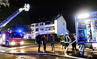 Ein Großaufgebot der Feuerwehr Lübbecke sorgte dafür, dass der Brand in der Wohnung schnell unter Kontrolle war. - Heike von Schulz