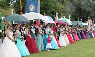 Defilee unter Schirmen: Die zahlreichen Königspaare nehmen – gut beschirmt – auf dem Sportplatz Aufstellung zur großen Parade. - Burkhard Battran