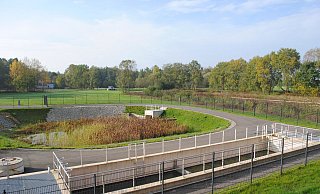 Der Niederschlag von der A 33 wird zunächst in ein Betonbecken geleitet und dort vorgeklärt. Über den „großen Teich“ nebenan wird es wohldosiert wieder in den natürlichen Kreislauf gebracht. Hier am Lönsweg fließt es in den Loddenbach. - Monika Dütmeyer