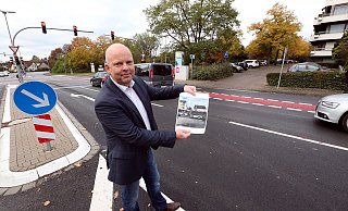 Anwohner Ulrich Mensendiek ist fassungslos: Vor seiner Straße "An der Brücke" erschwert seit kurzen die verlängerte Mittelinsel die Ein- und Ausfahrt. Außerdem wurde die Haltelinie vor dem Sträßlein entfernt. Die Folge: Busse und Autos stauen sich nun direkt davor. Die kleine Hinweisbeschilderung (Hintergrund) wird übersehen. - Wolfgang Rudolf