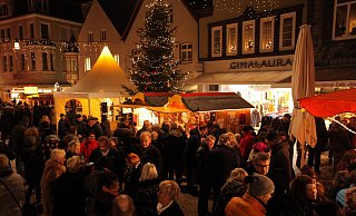 Ein Weihnachtsmarkt lebt vom Trubel rund um die Buden. Das wird es nun nicht geben. - Archivfoto: Pescht