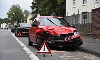 Die beteiligten Wagen auf dem Standstreifen. - Thomas Kube