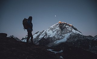 Jost Kobusch starrt aus der Ferne auf den Gipfel des Mount Everests. - Jost Kobusch