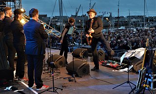 Vor der Kulisse der Altstadt-Insel von Concarneau begeisterten im Sommer vergangenen Jahres die Basement Boyz die Besucher des Festes der blauen Netze. Die Jubiläumsfeiern, die dieses Jahr in Senne auf Hof Ramsbrock gefeiert werden sollte, fallen aus. - Sibylle Kemna