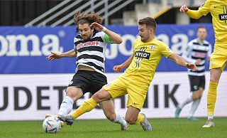 Mael Corboz (links) und der SC Verl mussten im Heimspiel gegen Elversberg in eine späte Niederlage einwilligen. - Jens Dünhölter