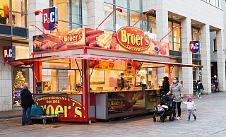Fast fünf Jahre lang wurden bei Broer's Bratwurst und Pommes in diesem mobilen Imbisswagen in der Paderborner Fußgängerzone verkauft. Jetzt geht's zurück an den Stammplatz. - Lena Henning