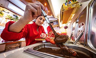 Die Mischung kommt an: Gülsah Aydas verkauft am Stand von Laffontien Erdbeer-Spieße mit Schokolade. Die kommt aus Belgien, die Erdbeeren aus Holland, erzählt sie. Bei Kindern sind die Spieße total beliebt, die meisten wollen sie direkt aus der Hand essen. - Mike-Dennis Müller / www.mdm.photo