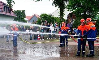 Innerhalb kurzer Zeit hat die Jugendfeuerwehr Haaren die brennende Holzhütte gelöscht. - Ralph Meyer