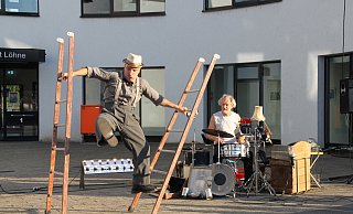 Der Belgier Danie Jordans begeisterte 2019 bei der Auftaktveranstaltung der Straßentheater-Reihe "Von Nord nach West" mit seinem pantomimischen Können und akrobatischen Einlagen. - stoebing