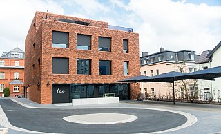 Mit seiner Fassade aus eigens gebrannten Ziegelsteinen nimmt das Lui.House Elemente der umliegenden Gebäude auf. - Ralf Bittner