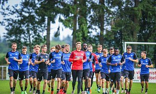 Die Spieler des SC Paderborn drehen unter Anleitung des neuen Athletiktrainers Johannes Thienel (vorne, schwarzes Shirt) ihre Runden auf dem Fußballplatz des niederländischen Amateurklubs De Veluwse Boys Garderen, der Topbedingungen bot. - Sarah Jonek Fotografie