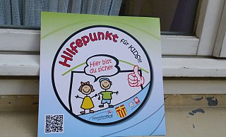 Die bunten Hinweisschilder "Hilfepunkt für Kids" hängen im Kreis Paderborn in vielen Schaufenstern. So wissen Kinder, dass sie dort keine Angst haben müssen, nach Hilfe zu fragen. - Lena Henning