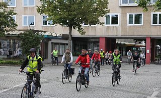 Am Espelkamper Rathaus starteten die zwei Dutzend Teilnehmer der ersten städteübergreifenden Radtour ihre knapp achtstündige Ausfahrt. - Klaus Frensing