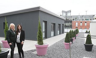 Liebenswert: Innendesignerin Anke Anstoetz (l.) und Inhaberin Katharina Tiesmeier vor dem Sky-Appartement mit vier Zimmern auf einer rückwärtig gelegenen Dachterrasse. - Peter Steinert