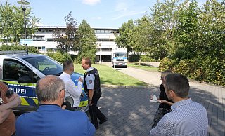 Der Polizei-Einsatz an der Bürener Gesamtschule zog sich mehrere Stunden lang hin. - Johannes Büttner