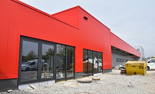 Noch wird am Innenausbau des neuen Hörmann-Sportzentrums emsig gewerkelt. Bis auf die Parkplätze soll Anfang Juni alles fertig sein. Am Pfingstwochenende wird nämlich mit einem bunten Programm die Eröffnung des Millionenprojektes gefeiert. - Birgit Nolte