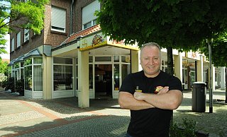 Das Grill House Alex darf erweitern. Inhaber Kenan Yüksel freut sich über die einstimmige Entscheidung im Planungsausschuss. - Heiko Kaiser