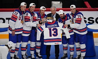 Die USA hat den WM-Titel auch den im vergangenen Jahr verstorbenen Johnny Gaudreau gewidmet. - Petr David Josek/AP/dpa