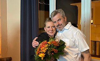 Dirk Becker freut sich mit Ehefrau Petra über eine zweite Amtszeit. - Horst Biere