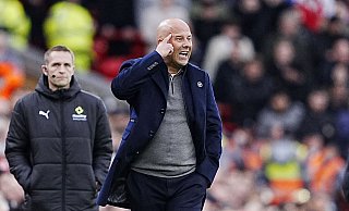 Wegen einer Flugzeug-Panne verspätet sich der FC Liverpool um Coach Arne Slot in Frankfurt. - Peter Byrne/PA Wire/dpa