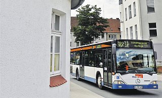 Gefährt von Gottes Gnaden: Wer wissen will, wie Bethel wirklich ist, fährt drei Runden im sogenannten "Halleluja-Express". Die Fotos zeigen ihn im Wandel der Jahrzehnte. - STADT&BETHEL/KURT EHMKE
