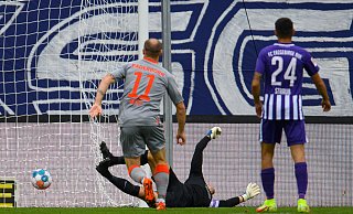 Aues Torwart Martin Männel kann das Tor zum 0:1 nicht verhindern, sein Mitspieler John-Patrick Strauß und Paderborns Sven Michel beobachten die Szene. - picture alliance/dpa/dpa-Zentralbild