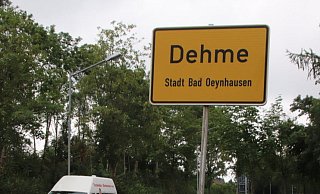Das Ortseingangsschild an der Dehmer Straße ist nun wieder auf Normalhöhe angebracht, steht aber jetzt in Eidinghausen. - Jörg Stuke