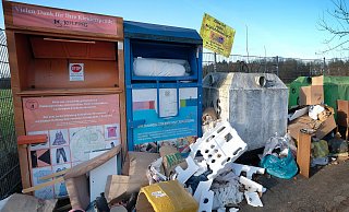 Gütersloher Altkleidercontainer im November 2024. Der Standort muss regelmäßig von der Stadt gesäubert werden. - Andreas Frücht