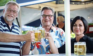 Ein Prosit der Gemütlichkeit: Jörg Stuke stößt mit Bernd und Rada Bolte an. - Felix Eisele