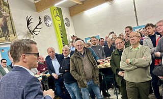 Als Kandidat für den Wahlkreis Paderborn nimmt Carsten Linnemann (l.) auch Wahlkampftermin in seiner Heimat wahr. So wie am Donnerstag in Etteln. - Jens Reddeker