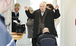 Der Zeuge Jakob Wendel beim Betreten des Gerichtssaals. - Bernhard Preuss