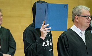 Einer der Angeklagten vor dem Landgericht Bielefeld. - picture alliance/dpa