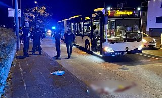 Der Fußgänger stürzte im Bereich der Haltebucht an der Neuhäuser Straße auf den Bordstein. - Ralph Meyer