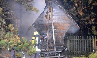 Die Feuerwehrleute in Rheda-Wiedenbrück griffen zwar rasch ein, doch die Flammen an der Sauna hatten zuvor bereits zu stark gewütet. - Andreas Eickhoff