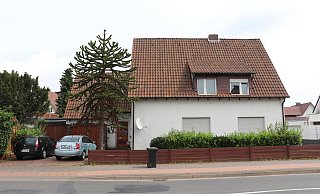 Eine der Immobilien, die das Amtsgericht Wiedenbrück am 24. August zwangsversteigert, ist das Zweifamilienhaus an der Ringstraße 75. - Marion Pokorra-Brockschmidt