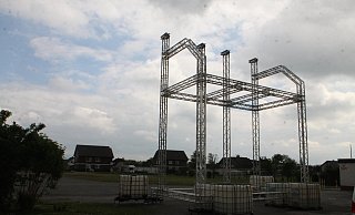 Das Gerüst für die Leinwand steht schon - Björn Kenter