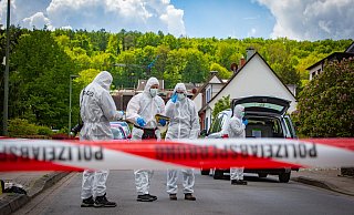 Die Spurensicherung der Mordkommission nimmt auf der Straße Löllmannshof Spuren der blutigen Tat auf. - Mike-Dennis Müller / www.mdm.photo