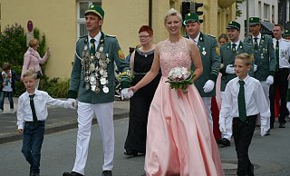 Festmarsch durchs Dorf: Schützenkönigin Jeanette Theimeier mit ihrem Mann Oliver und den Söhnen Leon und Niklas. - Birgit Vredenburg