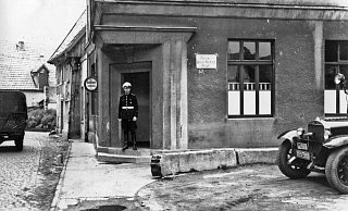 Der Polizist trug Hosen, wie sie zur Offiziersuniform der Wehrmacht gehört hatten. - Sammlung Jürgen Czopp (Kommunalarchiv)