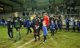 Enttäuschung: Vor einer weitgehend leeren Tribüne führten die Kapitäne Ole Kittner (l.) und Saban Kaptan, begleitet von E- und F-Junioren des FC Gütersloh, ihre Mannschaften auf den Rasen des Heidewaldstadions. - Henrik Martinschledde