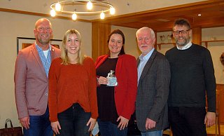Bürgermeister Marko Steiner (v.l.), Theresa Budde, Anna Katharina Bölling, Ulrich Koch und Wolfgang Stork beim Schinkenessen der CDU-Ortsunion Bad Holzhausen - Michael Grundmeier