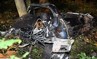 Der rund 30 Jahre alte Sportwagen wurde bei dem Unfall völlig zerstört, der Fahrer aus dem Fahrzeug geschleudert. - Andreas Eickhoff