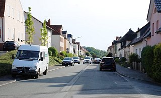 Es wird enger: Auf der Nordseite der Briloner Straße (r.) dürfen die Anwohner nicht mehr auf dem Bürgersteig parken, wie auf der anderen Seite. Dadurch müssen nun viele Autos oder LKW anhalten und wieder anfahren. - Privat